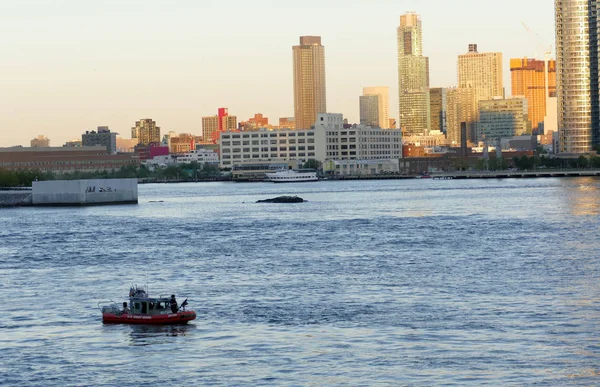 New York, États-Unis. 22 septembre 2016 - Garde côtière américaine sur East River — Photo