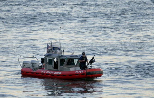 Нью-Йорк, США. 22 сентября 2016 - Береговая охрана США на Ист-Ривер — стоковое фото