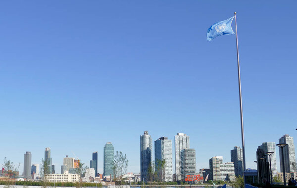 Нью-Йорк, США. 22 сентября 2016 - Флаг ООН перед штаб-квартирой ООН в Нью-Йорке
 