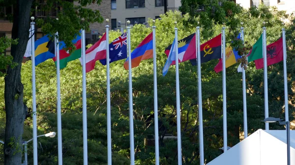 ニューヨーク、アメリカ合衆国。2016 年 9 月 22 日 - ニューヨークの国連本部の前国際フラグ — ストック写真