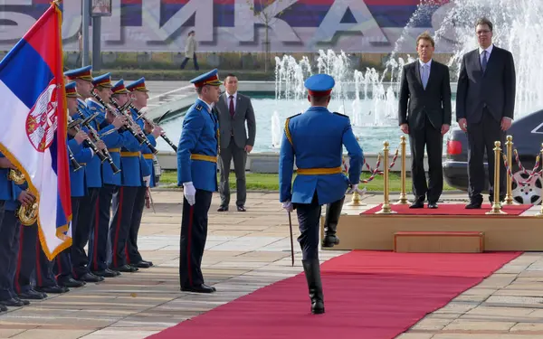 Belgrado, Serbia. 24 de octubre de 2016 - El primer ministro esloveno Miro Cerar en visita oficial a Serbia. El primer ministro de Serbia Aleksandar vucic da la bienvenida a Cerar — Foto de Stock