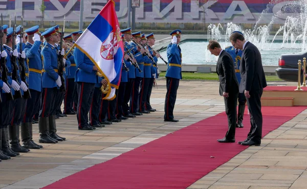 Belgrado, Serbia. 24 de octubre de 2016 - El primer ministro esloveno Miro Cerar en visita oficial a Serbia. El primer ministro de Serbia Aleksandar vucic da la bienvenida a Cerar — Foto de Stock
