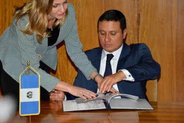 Belgrad, Sırbistan. 10th Kasım 2016 - Guatemalalı Dışişleri Bakanı Carlos Raul Morales, resmi bir belge imzalama Sırbistan'a ziyaret