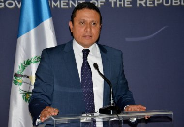 Belgrad, Sırbistan. 10th Kasım 2016 - Guatemalalı Dışişleri Bakanı Carlos Raul Morales Sırbistan için resmi ziyarette bir basın açıklamasında verir.