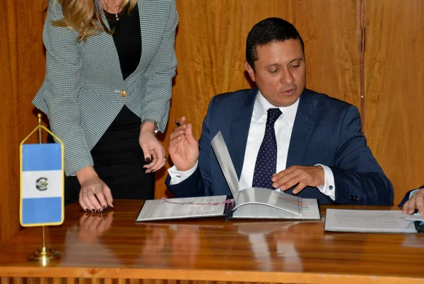 Белград, Сербия. 10 ноября 2016 - Министр иностранных дел Гватемалы Карлос Рауль Моралес в рамках официального визита в Сербию подписал документ — стоковое фото