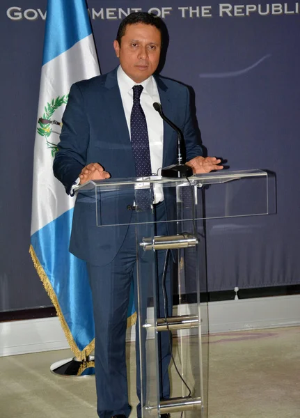 Belgrad, Serbien. November 10th 2016 - ger Guatemalas utrikesminister Carlos Raul Morales på officiellt besök i Serbien ett pressmeddelande — Stockfoto