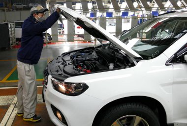Tianjin, Çin. 17th Aralık 2016: İşçilerin araba fabrikasında montaj hattı üzerinde bir araba montajı