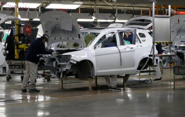 Tianjin, Çin. 17th Aralık 2016: İşçilerin araba fabrikasında montaj hattı üzerinde bir araba montajı