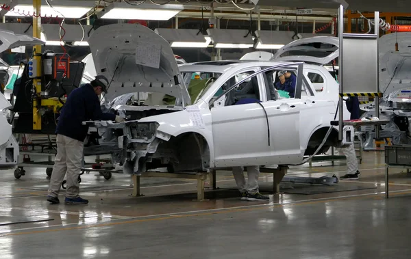 Tianjin, Çin. 17th Aralık 2016: İşçilerin araba fabrikasında montaj hattı üzerinde bir araba montajı