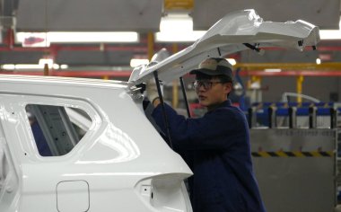 Tianjin, Çin. 17th Aralık 2016: İşçilerin araba fabrikasında montaj hattı üzerinde bir araba montajı