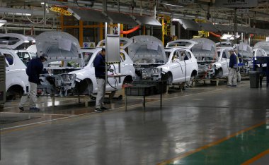 Tianjin, Çin. 17th Aralık 2016: İşçilerin araba fabrikasında montaj hattı üzerinde bir araba montajı