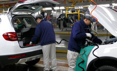 Tianjin, Çin. 17th Aralık 2016: İşçilerin araba fabrikasında montaj hattı üzerinde bir araba montajı