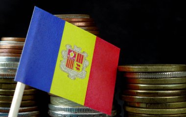 Andorra bayrağı sallayarak para yığını ile makro paralar