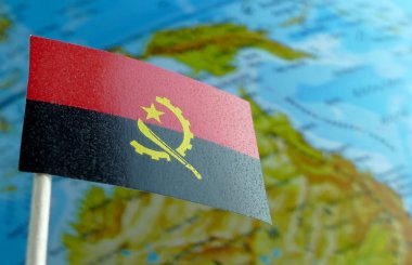 Bir arka plan makro olarak bir harita ile Angola bayrağı