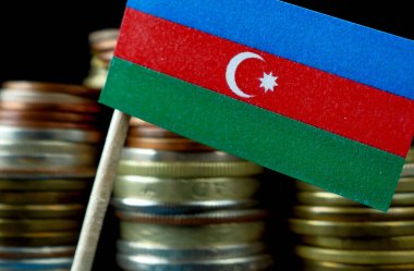 Azerbaycan bayrağı sallayarak para yığını ile makro paralar