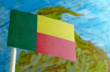 Benin bayrağı bir arka plan makro olarak bir harita ile
