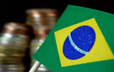 Brezilya bayrağı sallayarak para yığını ile makro paralar