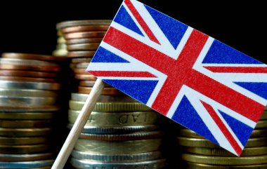 Para sikke makro yığınıyla sallayarak Büyük Britanya bayrağı