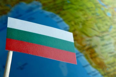 Bir arka plan makro olarak bir harita ile Bulgar bayrak