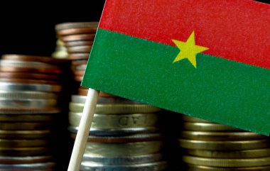 Burkina Faso bayrak para sikke makro yığınıyla sallayarak