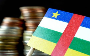 Para sikke yığını ile sallayarak Orta Afrika Cumhuriyeti bayrağı 