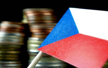 Çek Cumhuriyeti bayrak sallayarak para yığını ile makro paralar