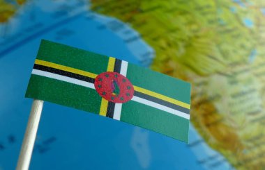 Bir arka plan makro olarak bir harita ile Dominik bayrak