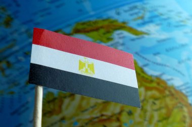 Bir arka plan makro olarak bir harita ile Mısır bayrağı