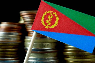 Eritre bayrak para sikke makro yığınıyla sallayarak