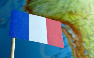 Bir arka plan makro olarak bir harita ile Fransız bayrağı