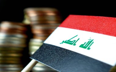 Para sikke makro yığınıyla sallayarak Irak bayrağı