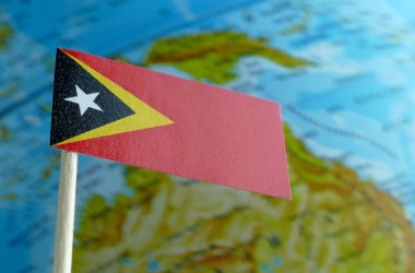 Doğu Timor bayrağı bir arka plan makro olarak bir harita ile