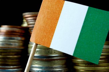 Fildişi Sahili bayrak para sikke makro yığınıyla sallayarak