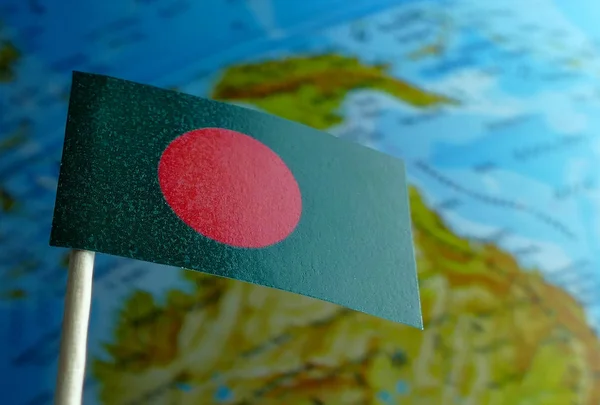 Bangladéš vlajka s mapou světa jako pozadí makro — Stock fotografie