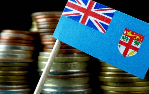 Fiji bayrak para sikke makro yığınıyla sallayarak