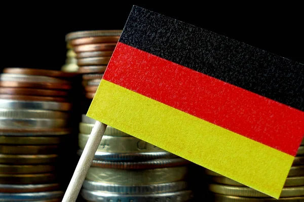 Γερμανική σημαία να κυματίζει με στοίβα των χρημάτων κέρματα μακροεντολής — Φωτογραφία Αρχείου