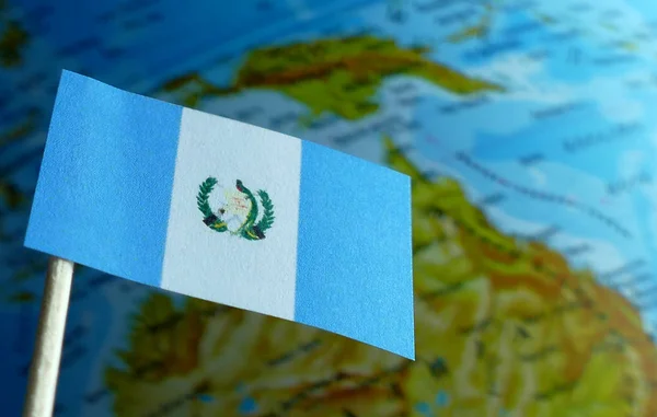 Флаг Гватемалы с картой земного шара в качестве фонового макроса — стоковое фото