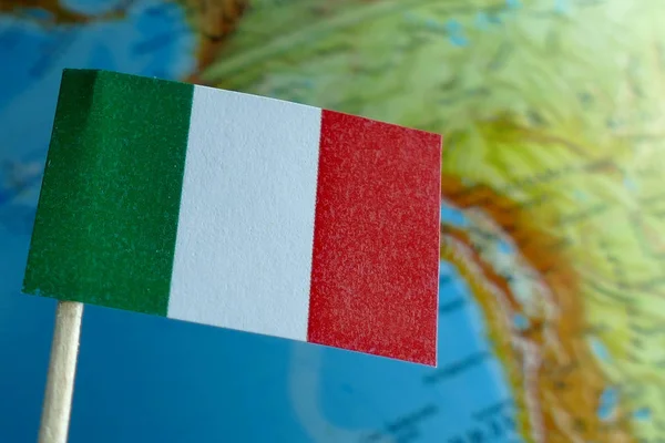 Italienische Flagge mit einer Weltkarte als Hintergrund-Makro — Stockfoto