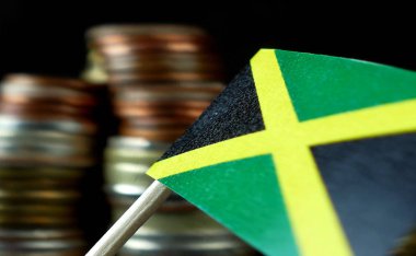 Jamaika bayrak para sikke makro yığınıyla sallayarak