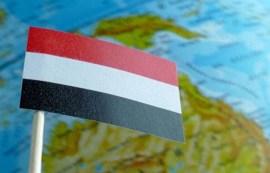 Bir arka plan makro olarak bir harita ile Yemen bayrağı
