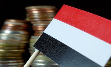 Yemen bayrak para sikke makro yığınıyla sallayarak