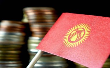Kırgızistan bayrağı sallayarak para sikke makro yığınıyla