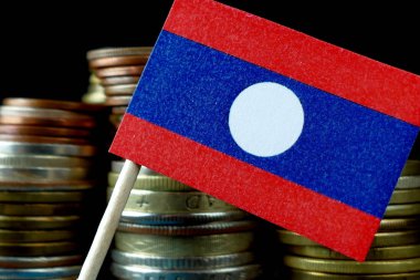 Laos bayrağı sallayarak para sikke makro yığınıyla