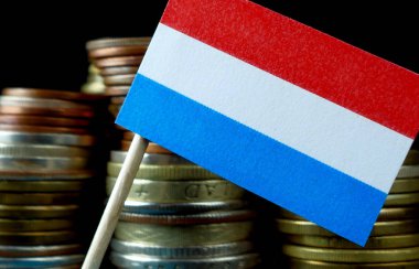 Para sikke makro yığınıyla sallayarak Lüksemburg bayrağı