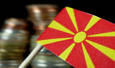 Makedonya bayrak para sikke makro yığınıyla sallayarak