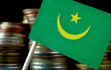 Moritanya bayrak para sikke makro yığınıyla sallayarak