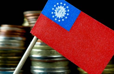Para sikke makro yığınıyla sallayarak Myanmar bayrağı