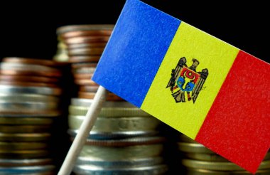 Para sikke makro yığınıyla sallayarak Moldova bayrağı
