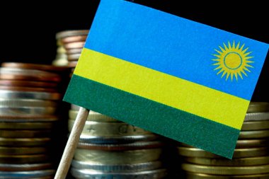 Ruanda bayrak para sikke makro yığınıyla sallayarak