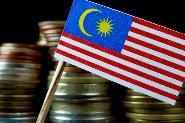 金コイン マクロのスタックで手を振っているマレーシアの国旗 — ストック写真